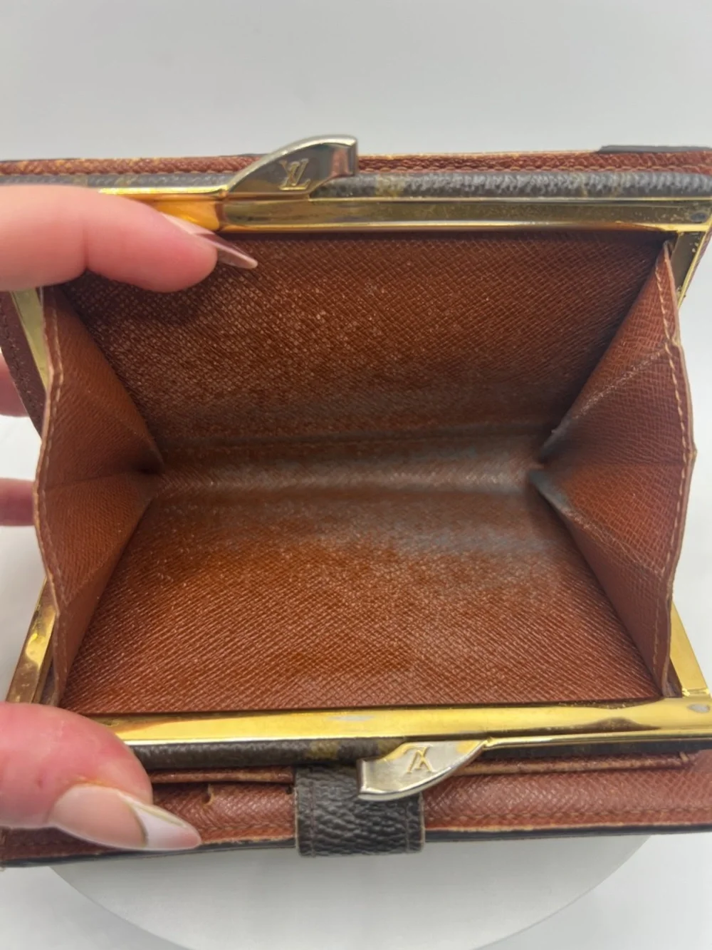7046. Authentic Louis Vuitton Kiss-lock Monogram Canvas Snap Closure Wallet. - Picture 11 of 12